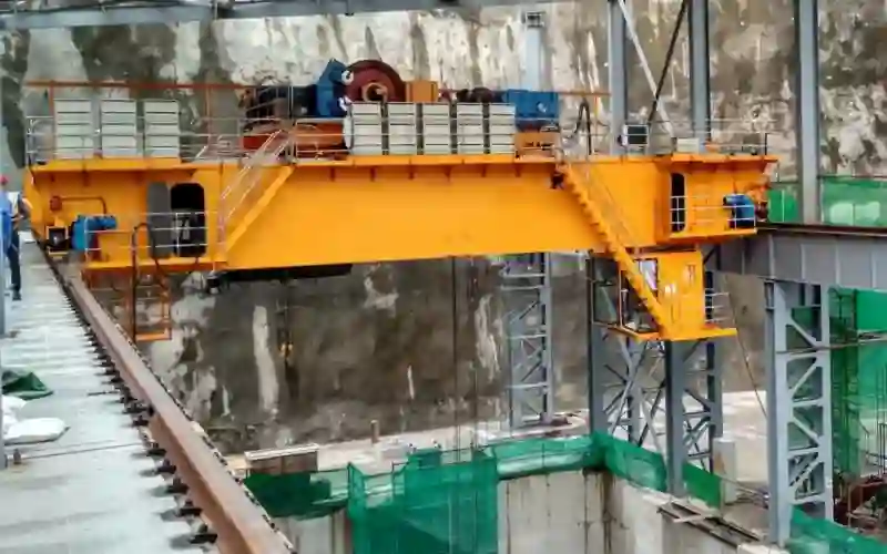 How does an overhead crane work?